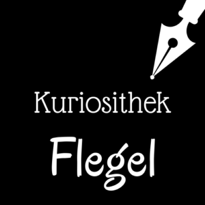 Weiße Schrift und Schreibfeder-Icon auf schwarzem Hintergrund: Kuriosithek - Flegel | Klopfecke - Texte mit Geist