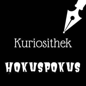 Weiße Schrift und Schreibfeder-Icon auf schwarzem Hintergrund: Kuriosithek - Hokuspokus | Klopfecke - Texte mit Geist