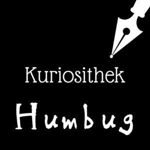 Weiße Schrift und Schreibfeder-Icon auf schwarzem Hintergrund: Kuriosithek - Humbug | Klopfecke - Texte mit Geist
