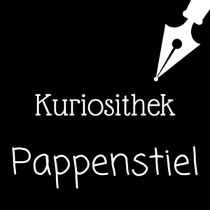 Weiße Schrift und Schreibfeder-Icon auf schwarzem Hintergrund: Kuriosithek - Pappenstiel | Klopfecke - Texte mit Geist