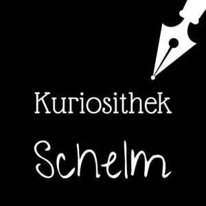 Weiße Schrift und Schreibfeder-Icon auf schwarzem Hintergrund: Kuriosithek - Schelm | Klopfecke - Texte mit Geist