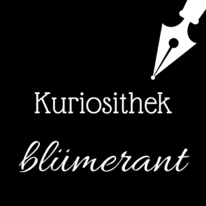 Weiße Schrift und Schreibfeder-Icon auf schwarzem Hintergrund: Kuriosithek - blümerant | Klopfecke - Texte mit Geist