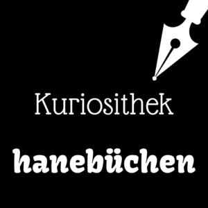 Weiße Schrift und Schreibfeder-Icon auf schwarzem Hintergrund: Kuriosithek - hanebüchen | Klopfecke - Texte mit Geist