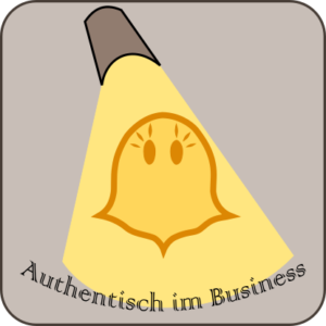 Gelber Klopfgeist "neugier" im Scheinwerferlicht mit Schriftzug "Authentisch im Business" | Klopfecke - Texte mit Geist