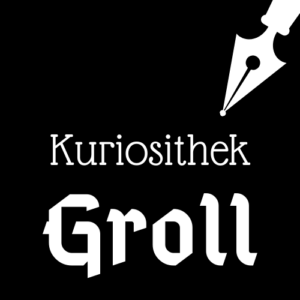 Weiße Schrift und Schreibfeder-Icon auf schwarzem Hintergrund: Kuriosithek - Groll | Klopfecke - Texte mit Geist