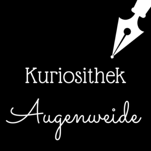 Weiße Schrift und Schreibfeder-Icon auf schwarzem Hintergrund: Kuriosithek - Augenweide | Klopfecke - Texte mit Geist