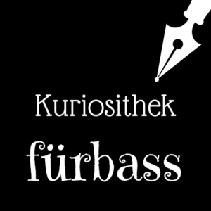 Weiße Schrift und Schreibfeder-Icon auf schwarzem Hintergrund: Kuriosithek - fürbass | Klopfecke - Texte mit Geist