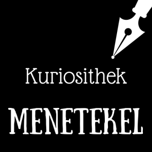Weiße Schrift und Schreibfeder-Icon auf schwarzem Hintergrund: Kuriosithek - Menetekel | Klopfecke - Texte mit Geist