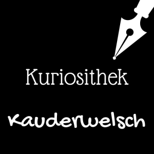 Weiße Schrift und Schreibfeder-Icon auf schwarzem Hintergrund: Kuriosithek - Kauderwelsch | Klopfecke - Texte mit Geist